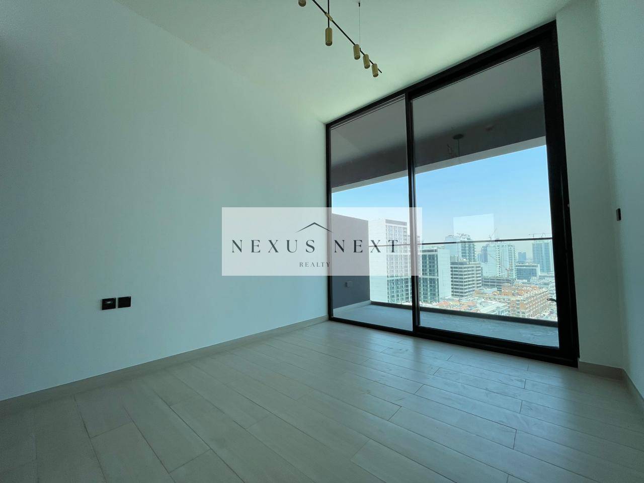 LARGE BALCONY | OPEN VIEW | FITTED KITCHEN | READY TO MOVE-IN